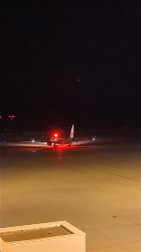 J-AIR機が新潟空港を夜の出発｜赤鶴ロゴの小型ジェットが滑走路へ