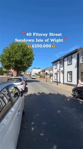 The size of those rooms 🤯 ‼️FOR SALE‼️ 📍40 Fitzroy Street, Sandown,Isle of Wight📍 ✨Brand New on the market today this massive property offers 4 large double bedrooms and 2 receptions. This property has a great school catchment area and has the town and the beach a stone throw away from the doorstep..✨ KEY FEATURES: 🏠 Mid Terrace House 🛏️ 4 Double Bedrooms 🏋🏻‍♂️2 Receptions ☀️ Natural light 🛁 1 Large Bathroom with Bath and Shower Fancy a viewing or wanting to sell your own home? ☎️ Call u