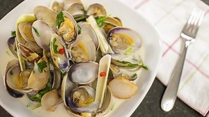 Thai Coconut Lemongrass Clams Recipe & Video Tutorial