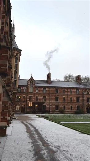 Beautiful Keble College, Oxford in the snow. ❄️ Learn more about Keble College ➡️ https://bit.ly/44fRJfI #ExperienceOx #Oxford #OxfordUniversity | Experience Oxfordshire