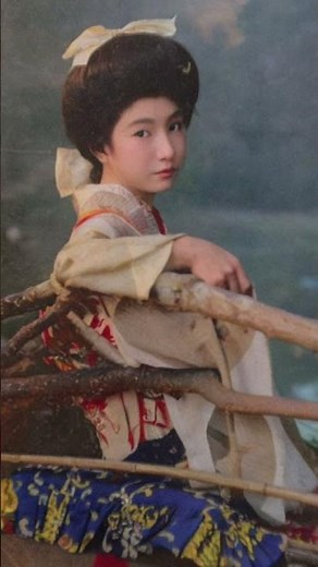 戦前の椅子に座る着物の女性の白黒画像をAI処理