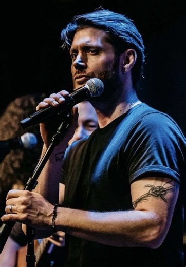Jensen Ackles isn’t just Dean Winchester—he’s a talented musician with a voice full of emotion and depth. From writing his own songs to performing live, music has always been his true passion, even more than acting. Discover the side of Jensen that only true fans know, and tell us which song is your favorite! #JensenAckles #Supernatural #JensenSings #MusicPassion #DeanWinchester