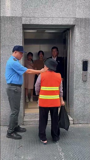 Disrespectful behavior from the security guard [ONEKINDMAN] #onekindman #kindness #respect #help