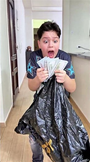 طيرت الهدية من ايدها 😂 She snatched the gift from her hand