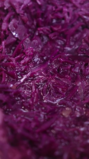 Nehmt dieses Leckerere Rotkohl zu Weihnachten 🎄 1 Rotkohl 2 Zwiebeln 50 g Gänsefett 1 Glas Brühe (Gans) 1 Glas Rotwein 1 Apfel oder 1 Glas Apfelmus 3 Nelken Etwas Muskat 1 Zimtstange Ingwer passt hervorragend 1 Sternanis 5 Wacholderbeeren 10 Pfefferkörner 1 Löffel Marmelade 2 Lorbeerblätter Salz, Pfeffer und 50 g Apfelessig #rotkohl #weihnachten #kraut #rezepte #kochen