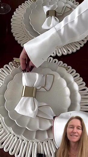 Thousands of Tips on Instagram: "They say the secret to a memorable dinner isn’t just the food, but the atmosphere you create before the first course is even served. Take a look at this: a simple white napkin transformed into a stunning, sculptural bow. By using a sleek metallic napkin ring as the ‘center knot,’ we create a look that is both modern and timelessly feminine. Notice how the gold trim on the fabric catches the light, perfectly echoing the scalloped edges of the dinnerware. It’s thes