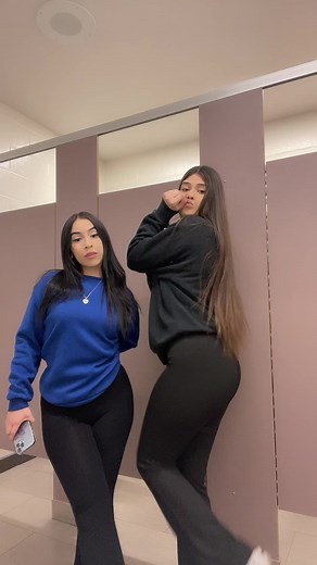 “Gyatt” 😍😍 #fyp #trend #duo #foryou #prettygirls #schoolbr #school @alinaarmz