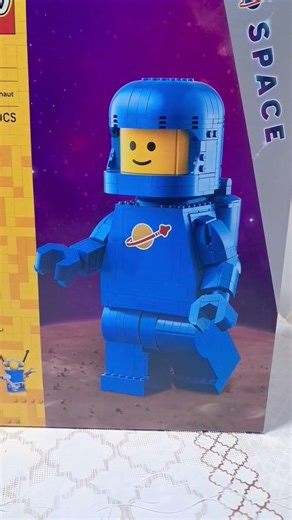 LEGO scaled-up blue astronaut minifigure 40921 visual show #lego #legospace #astronaut