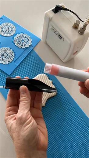 Black Friday Special! With every SugarVeil order over $75, receive a Free Small Spreader, Free Pouch of White SugarVeil, and a Free Flower Topper Mat, plus Free Domestic Shipping (or Discounted International Shipping). No code needed, the free items will be added to your order. https://www.sugarveil.com/shop SugarVeil Products Black Friday Special starting Friday, November 28th, 2025 through Monday, December 1st, 2025. In this video: The 𝐀𝐢𝐫𝐏𝐞𝐧® 𝐏𝐢𝐩𝐢𝐧𝐠 𝐃𝐢𝐬𝐩𝐞𝐧𝐬𝐞𝐫 is a handhel