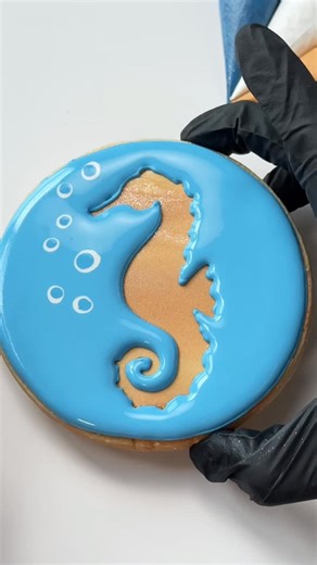 Laura Alvarez - Decorated cookies on Instagram: "This little seahorse stole my heart 🩵 Super simple, super cute — sometimes all you need is a fun shape and a clean outline. Royal icing recipe and Cutters link in bio❤️ #cookiedecorating #seahorse #satisfying #diy #silhouette"