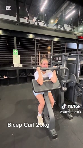 Trying the weight left in the gym #bicepcurl #calfraises #legextension #latpulldowns #lowrow #singlearmpulldown #gymmotivation #healthylifestyle #gymgirl #gym