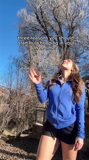 & it’s actually FUN! 💪🏻 #hulahoop #fitonform #weightedhoop #bloating #weightedhoop