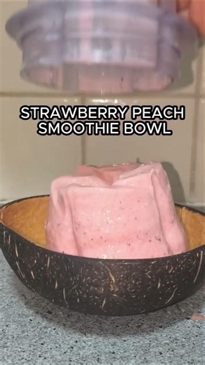 The THICKEST Strawberry Peach Bowl 🍑 #smoothiebowl #food