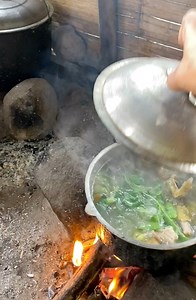 Pinag luto tayo ng native Manok saming kapit bahay Kahit simple lang ang buhay maniwala ka basta marunong kang Makontento kung anong meron ka Hindi mahirap maging Masaya #Landorickyvlogs #buhayprobinsya #simple | Lando Ricky Vlogs