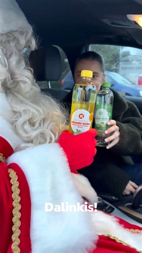 Kai geras pasiūlymas randa kelią į tavo rankas… …ir net Kalėdų senelis nusprendžia prisėsti šalia 🎅 Automobilyje laukia draugas? Pradžiugink! Dalinkis! Perkant vieną Circle K vitaminizuotą vandenį, kitą gausi nemokamai. 🥤 | Circle K Lietuva
