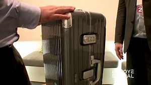 Ne gâchez plus vos vacances avec un bagage perdu... l'avenir est à la valise connectée ! | Envoyé spécial