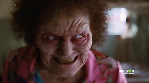 Groovy, „Tanz der Teufel“ jetzt auch als Serie! „Ash vs Evil Dead“ – Staffel 1 ab sofort bei Prime Video! Staffel 2 folgt bereits am 3. Oktober. Sein Name? Ashley J. Williams. Kurz: Ash. Seine Profession? Lagerarbeiter, Frauenheld und Dämonenjäger. Seine Fähigkeiten: Statt einer Hand hat er eine Kettensäge. Und die benutzt er auch… In „Ash vs Evil Dead“ kehrt der aus den „Tanz der Teufel“-Filmen („The Evil Dead 1 2“ sowie "Army of Darkness") bekannte Ash (Bruce Campbell) zurück: Eine dämonische 