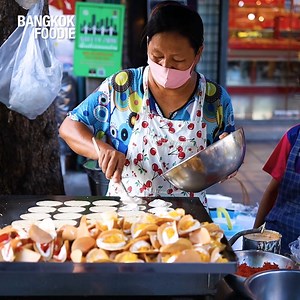 This roadside stall in night market serves Thai CRISPY Crepes 😋 | Bangkok Foodie