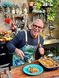 Qual è il vostro piatto della domenica? Per me è la lasagna 😍 La regina delle paste al forno, perfetta da preparare e gustare insieme alla famiglia ❤️ Provate la mia ricetta e ditemi se vi è piaciuta 💬 #maxmariola #chefmaxmariola #maxmariolacucinapervoi #lasagna #thesoundoflove #ilsuonodellamore | Chef Max Mariola