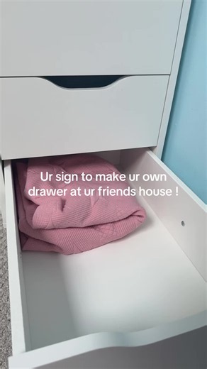 #drawer #friends #stuff #desk #peak | own room at my friends house
