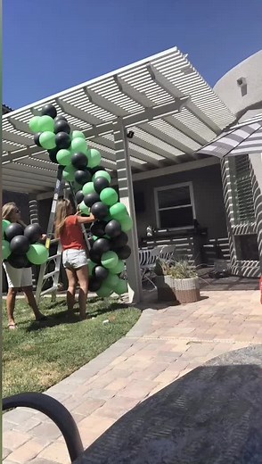 Backyard graduation party! #tiktokpartner #learnontiktok #diypartydecor #diyballoon #diy #backyard