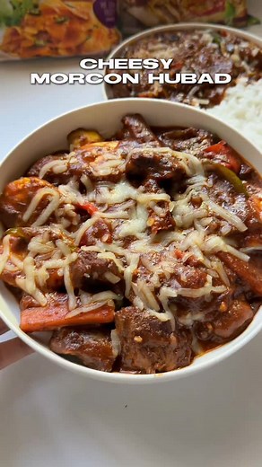 Easy Holiday Handa Idea: Deconstructed Cheesy Morcon/Cheesy Morcon Hubad. Same classic Morcon flavors but made easier and cheesier with Emborg! 🧀 Deconstructed Cheesy Morcon/Cheesy Morcon Hubad: 400g Beef Cubes 1 1/2 tbsp soy sauce 4pc Calamansi 1/2 tsp pepper 10pcs cocktail hotdogs 1 medium onion 7 cloves garlic tomato paste, as needed 1/2 cup tomato sauce water, as needed (to cook the beef and for the sauce) 1 medium carrot 1 small green bell pepper 1 small red bell pepper 2 tsp pickle relish