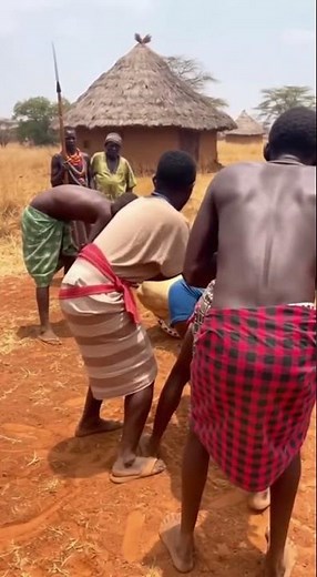 The large python collapses the cow in Tribal village #tribalfood #africanfood #food