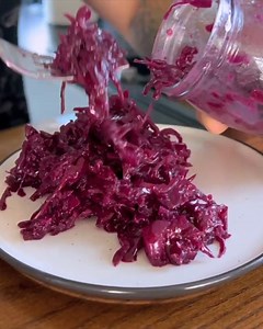 462K views · 8K reactions | Dzisiaj przepis na Czerwoną Kapustę do słoika! A jaki jest Twój ulubiony przepis na czerwoną kapustę?! Moją Książkę znajdziesz tutaj: bitly.pl/w8RSP Składniki: - 1 czerwona kapusta, - 2 łyżki soli, - 2 białe cebule, - 1 jabłko, - 1 łyżka pieprzu ziołowego, - 2 łyżeczki majeranku, - 3 liście laurowe, - 2-3 goździki, - 60 ml octu spirytusowego, - 50 g cukru, - 80 ml oleju. | Kocham Gotować | Facebook