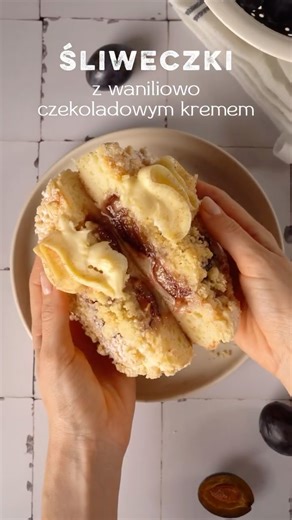 przepisy kulinarne • content creator • foto&video on Instagram: "Uwielbiam sezonowe drożdżówki! Tym razem przed Wami puszyste jak chmurka śliweczki z morzem kruszonki i kremem waniliowym z białą czekoladą i cynamonem 👌🏻 Z tego przepisu wyjdzie Wam 5 dużych mięciutkich i puchatych bułeczek 🥰 Ciasto: 2 jajka rozmiar M 75 g mleka 3,2% 25 g smietanki 36% 45 g cukru 225 g mąki typ 450 50 g maki typ 00 3 g soli 55 g masła 5 g drozdzy instant 5 g mleka w proszku Kruszonka: 150 g