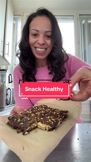 💚 Snack Healthy à la pistache. Sain et gourmand. Prêt en 5 min 👩🏻‍🍳pour 12 carrés : 🔸12 dattes 🔸2 cs de fromage blanc 🔸1cs de pâte de pistache @Prozis_official ( avec mon code FOUFOU vous avez -25% sur toute l’alimentation saine du 18 au 23 février. Lien dans la bio) 🔸du sel 🔸des pistaches torréfiées 🔸du chocolat noir zéro de Prozis. ❄️Congélateur 1h min Bon appétit 💖 Collaboration commerciale #recetterapide #perdredupoids #healthysnacks #snack #collation