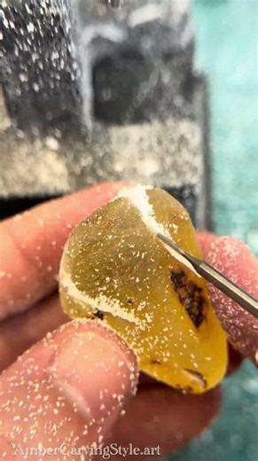 Carving a Realistic Flower Brooch in Crystal-Clear Baltic Amber 🌸 #Craftsmanship #CreativeProcess
