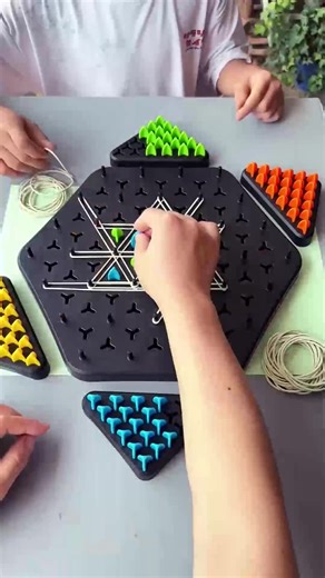 ♟️ Zaronite u svijet strategije, zabave i prijateljskog rivalstva. 🧠 Povećajte kreativnost i rješavanje problema sa svakim potezom! 🎉 Idealno za večeri obiteljskih igara, okupljanje i proslave. Pridružite se zabavi👇 https://vigoshop.hr/proizvod/lancani-trokut-igra-saha-triowin/?spe=7714i997 | vigoshop