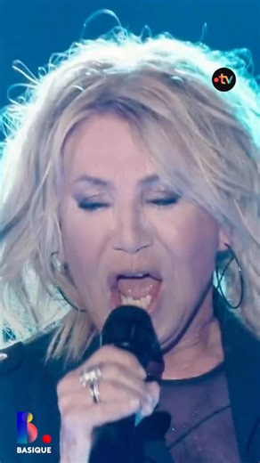 💙 Sheila dans Basique, le concert, c’est ce soir ! Depuis ses débuts fulgurants dans les années 1960 jusqu’à ses succès plus récents, elle n’a cessé de se réinventer, prouvant, au-delà des modes, que l’émotion et la sincérité ont façonné son lien avec le public. Quelle joie de la retrouver dans Basique, le concert, pour une heure de live exceptionnelle✨ 🔗 @sheila_artiste_officiel dans Basique, le concert : ce soir à 22h50 sur France 2 et dès maintenant sur la plateforme @france.tv 📸 @antwanmo