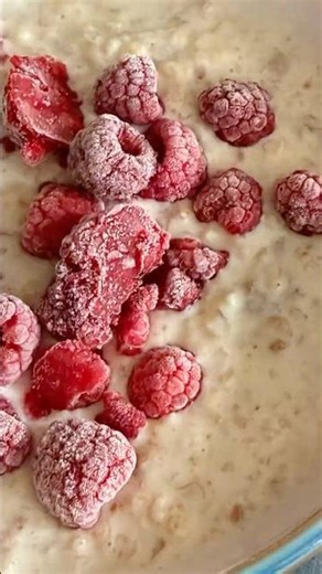 If the oatmeal is hot, I add frozen berries 🫐🍓 #recipe
