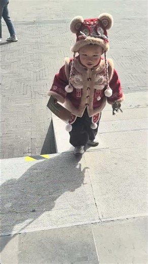 👶 Baby Climbing Stairs – Adorable First Steps & Cute Milestone #BabyClimbing #CuteBaby #toddlers