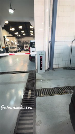 Barrière automatique pour véhicules. La barrière automatique pour véhicules CMP300 est équipée d’un bras télescopique qui permet le changement de direction en fonction de l’application du site et d’un boîtier argenté avec LED intégrée qui indique l’état de la barrière de stationnement, offrant un service fiable. Son apparence et sa structure sont conçues en fonction des réactions et des besoins du marché et de l’industrie. Par rapport aux autres barrières automatiques, la série CMP300 de ZKTeco 