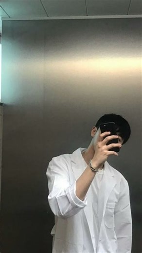 memes on Instagram: "Follow for more ♥️ . . . . . ご存知ですか？日本では今、「歩く足跡」から発電しています！⚡ 日本では現在、一歩ごとに発生するエネルギーを電気に変換する圧電タイルが設置されています！🔋 人がこれらのタイルの上を歩くと、体重と動きによってタイルに圧力がかかり、タイルがわずかに曲がり、機械的な応力が生じます。タイル内の特殊な素材がこの圧力を電荷に変換します。⚙️ 一歩ごとに少量の電気が生成されますが、何百万人もの人が毎日歩く場合（東京の渋谷駅では1日240万歩以上！）、LEDライト、ディスプレイ、さらにはセンサーに電力を供給するのに十分なエネルギーが生成されます！💡🌱 この技術は、未来の都市が一歩ごとに「充電」されることを示しています。想像してみてください。もし私たちの都市がこのようなタイルで覆われていたら、私たちの動きだけで発電できるのでしょうか？ ⚡ 日本は圧力電気磁器を使用して電気エネルギーを歩行に変換します。これらの磁器レンガは、歩行のエネルギーを捉えます。歩くと、体重と動きによって磁器に圧力がかかります。磁