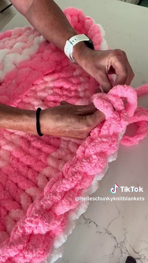 Chunky Knit Baby Bassinet Blanket Tutorial