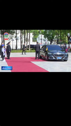 วันนี้(๑๗ มีนาคม ๒๕๖๙) เวลา ๑๐.๐๐ น.(ตามเวลาท้องถิ่นสาธารณรัฐประชาธิปไตยประชาชนลาว) พระบาทสมเด็จพระเจ้าอยู่หัว และสมเด็จพระนางเจ้าฯ พระบรมราชินี เสด็จพระราชดำเนินไปในการพิธีรับเสด็จอย่างเป็นทางการ โดยมี นายทองลุน สีสุลิด ประธานประเทศแห่งสาธารณรัฐประชาธิปไตยประชาชนลาว และนางนาลี สีสุลิด ภริยา เฝ้ารับเสด็จ ณ หอคำ นครหลวงเวียงจันทน์ โอกาสนี้พระราชทานพระบรมราชวโรกาสให้ นายสอนไซ สีพันดอน นายกรัฐมนตรีแห่งสาธารณรัฐประชาธิปไตยประชาชนลาว และภริยา กับ นายไซสมพอน พมวิหาน ประธานสภาแห่งสาธารณรัฐประชาธิปไตยปร