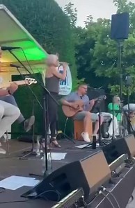 Was für ein wunderschöner Abend. Habe mit den Jungs von @accousticgroove vor 5000 Leuten beim musikalischen Sommerabend der Wilhelma meinen eigenen Song „Samtpfote“ gesungen. Text und Melodie sind von mir 😉 Mit meiner Band spiele ich am kommenden Wochenende auf der Gartenschau Balingen auf der Hauptbühne von 17 bis 19 Uhr. Wir freuen uns auf euch 🫶🫶 | TV Moderatorin Tatjana Geßler
