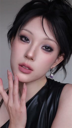 黑紫曜石小烟熏～！ 熏门！#变妆 #烟熏妆 #紫色眼影 #妆面记录 #今日妆容 时尚 彩妆 全脸/底妆/眼妆