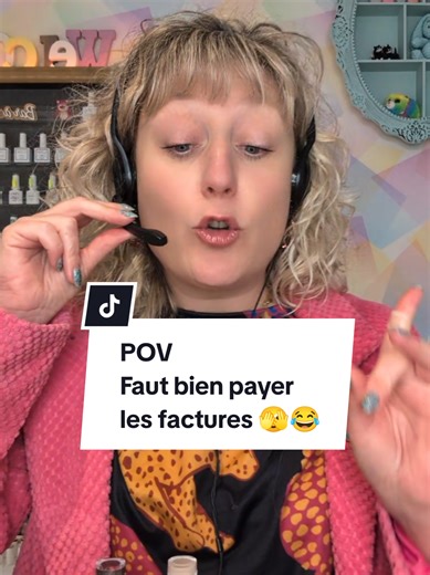 Allô oui bonsoir… Oui je prends les rendez-vous… ou autre chose si ça paie les charges 👀☎️ Quand t’es à ton compte et que les factures arrivent plus vite que les clientes 😭 On rigole bien-sûr… mais on sait 🫠 👇 Être indépendante, c’est incroyable. Mais c’est aussi stressant, instable et parfois décourageant. On ne montre que les poses parfaites sur Insta… mais derrière, il y a la pression des chiffres 🫣 Si toi aussi t’as déjà eu un moment “je prends n’importe quel job alimentaire pour sauver