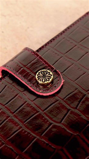 The details matter. From the structured silhouette to the precise stitching, this Croc Edit Leather Wallet was made to feel as good as it looks. Real leather, thoughtful pockets for cards, a secure zip pocket, a phone pocket with a snap, and a strap that makes it easy to grab and go. Dropping tomorrow at 10am CT. Set your reminder — this one won’t last. #plannertok #travelersnotebook