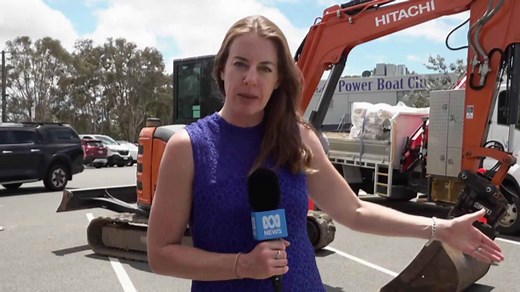 Some Queensland surfers still surfing despite building cyclone conditions