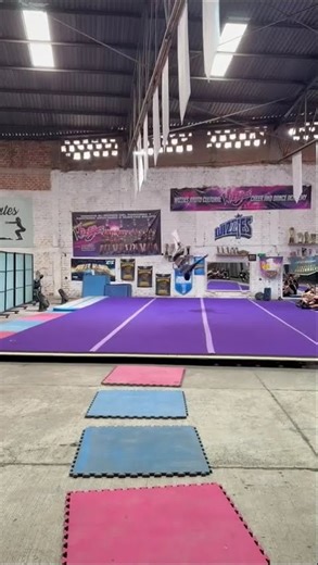 Pequeño Luis Lizola, estrenando la tercer línea de spring floor #cheer #cheerleading #cheertumbler #