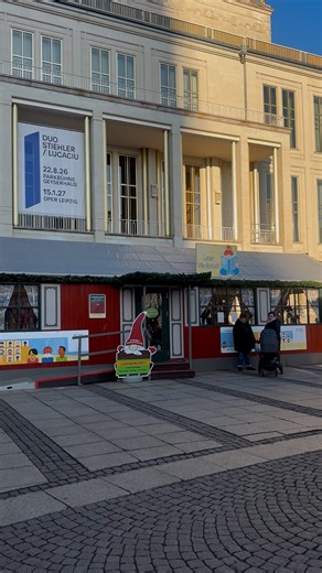 📚Die Lesewerkstatt auf vor der Oper auf dem Leipziger Weihnachtsmarkt: Eine schöne Gelegenheit, um dem Weihnachtsmarkt-Trubel kurz zu entfliehen und eine Runde zu basteln oder sich was vorlesen zu lassen. 🎅🏻🎄Vorbeischauen mit den Kindern lohnt sich🥰 #leipzig #viral #christmas #reading #christmasmarket | Radio Leipzig