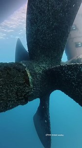 Diver cleaning the ship’s propeller 😱 | How Ocean Works