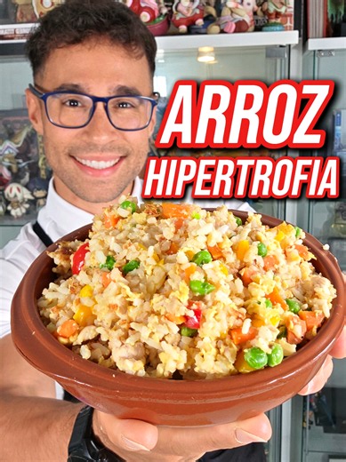 Prepara un ARROZ 3 DELICIAS para GANAR MASA MUSCULAR Para rendir en el gimnasio mientras disfrutas de la comida Guarda esta receta cuando no sepas qué comer👩🏻‍🍳 🔴 -40% y regalos en toda la web de Prozis con mi código MAYDEN y el código EPIC Ingredientes ●100g de arroz en seco ●50g de guisantes ●50g de zanahorias ●50g de pimientos ●2 huevos ●100g de pollo ●Salsa de soja al gusto 🔥Pasos ●Cuece el arroz ●Mézclalo en una sartén con el huevo y las verduras ●Añade el pollo y la salsa de soja ●Dej
