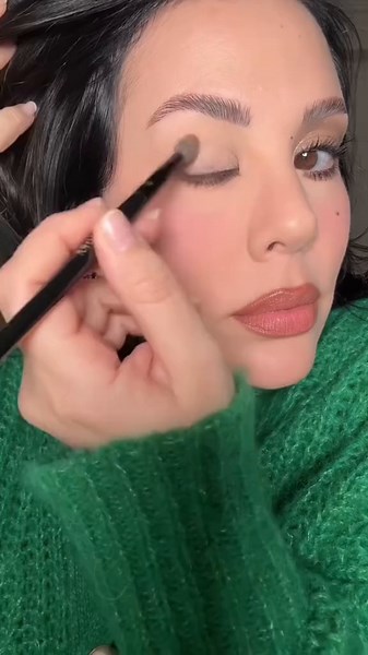 Charlotte Tilbury Eye Palette: Cool Tones Makeup Guide