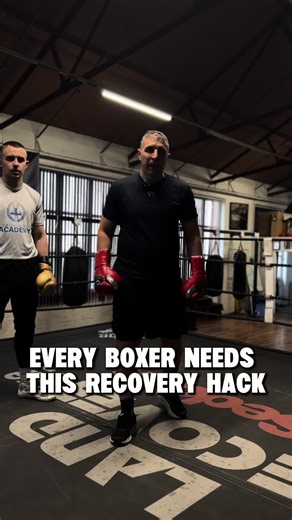 Every boxer needs this recovery hack 🥊 Everyone gets caught in boxing — even the best. What matters is how you recover. If you take a clean shot and feel your legs go: 👉 Stamp your feet immediately 👉 It helps wake the legs back up 👉 Regains balance and stability 👉 Buys you those vital seconds to reset This isn’t about being tough — it’s about being smart. Learn it, practise it, and it could save you in the ring. Save this 🧠🥊 Tag someone who needs to know this. #boxing #boxingtips #boxingt